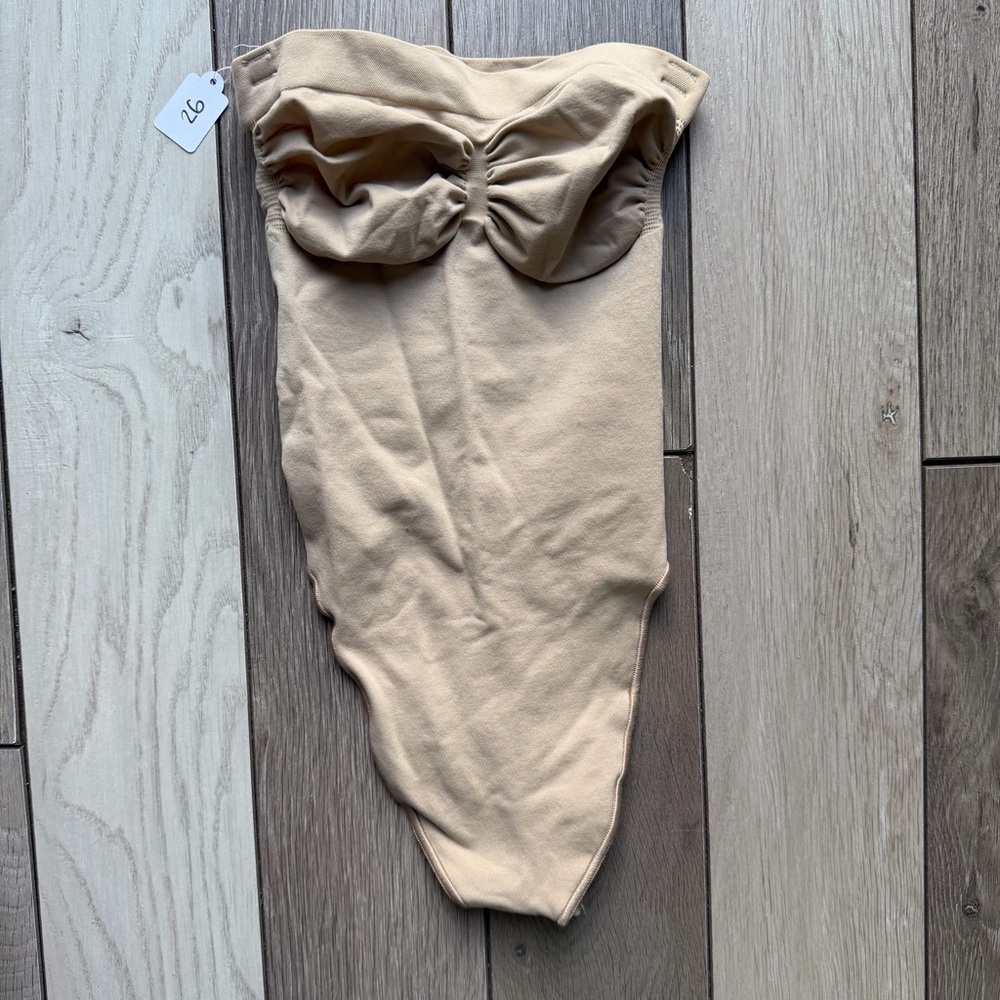 SKIMS STRAPLESS THONG BODYSUIT